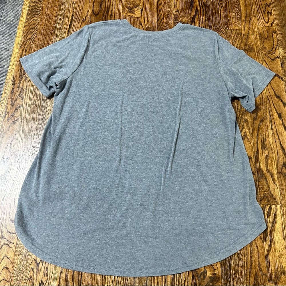 Amaryllis Gray Tee Colorful Floral Print Hi-Lo T-shirt Size 1x - Picture 9 of 9
